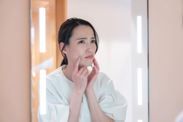 ニキビ跡の赤みは消せる？ブレッシングによる肌質改善治療とは