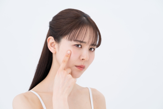 クマ取りとヒアルロン酸の違いは？それぞれのメリット・デメリット比較